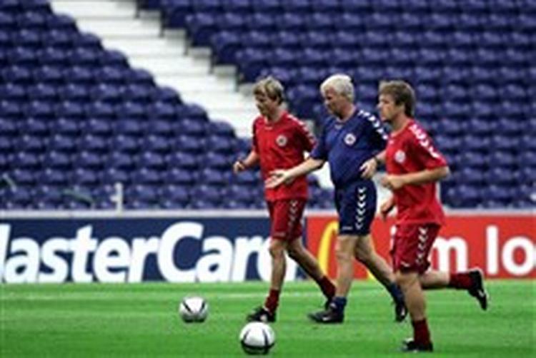 Danmarks bedste angriber, Jon Dahl Tomasson (t.v.), mener, at Morten Olsen (i midten) er verdens bedste træner.   Arkivfoto: Peter Hove Olesen 