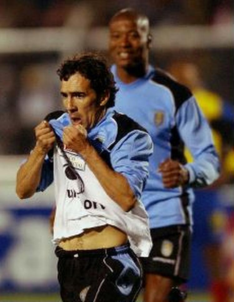 Vicente Sanchez brændte for Uruguay i den afgørende straffesparkskonkurrence mod Brasilien. I nat gjorde han det godt igen, da han blev matchvinder mod de forsvarende mestre. - Foto: AP 