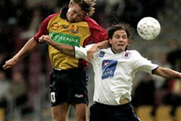 FC Nordsjællands Mads Junker vinder en hovedstødsduel mod AGF-forsvareren Leon Andreasen.   Foto: Peter Hove Olesen 
