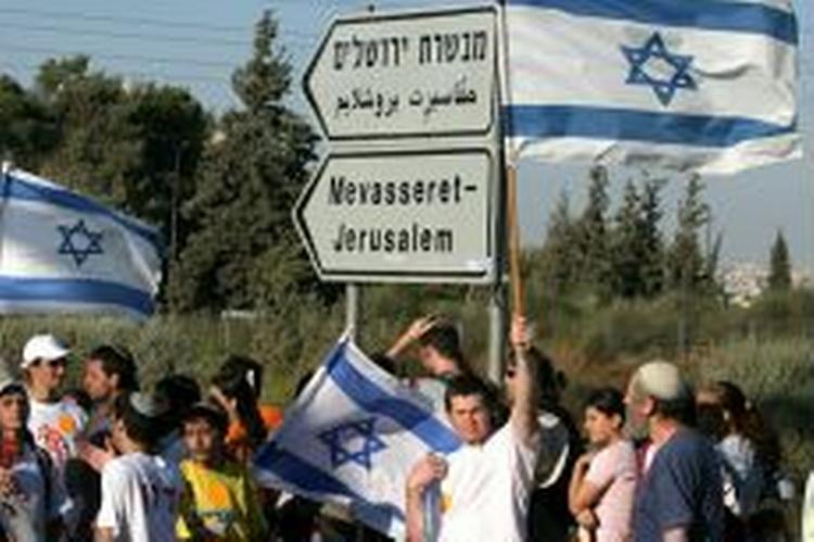 Tusindvis af israelere samledes i protest over planerne om at rømme bosættelserne i Gaza. - Foto: AP 