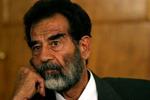 For en lille måneds tid siden kom Saddam Hussein for første gang for en domstol. - Foto: AP 