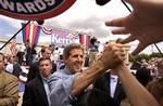 John Kerry trykker hænder i Sioux City, Iowa. - Foto: AP 