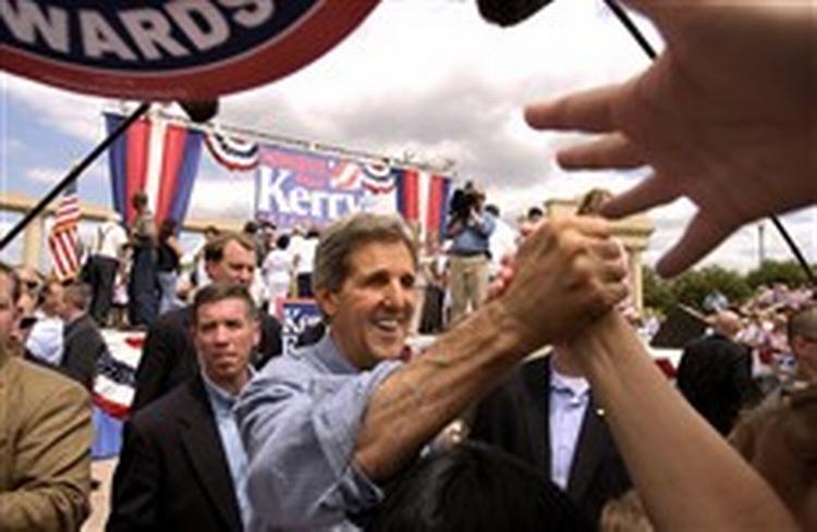 John Kerry trykker hænder i Sioux City, Iowa. - Foto: AP 