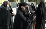 Slægtninge til de to dræbte rengøringsassistenter, to kvinder på hhv. 30 og 38 år, skriger deres fortvivlelse ud i Basra i morges. - Foto: AP 