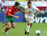 Marc Overmars (hvid) i kamp med Portugals Nuno Valente i EM-semifinalen for nogle uger siden. - Foto: AP 