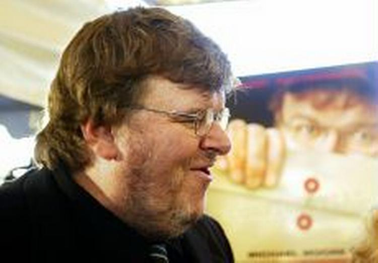 Michael Moore vandt guldpalmerne i Cannes i maj for sin film 'Fahrenheit 9/11'. - Foto: AP 