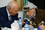 Palæstinenserleder Yasir Arafat (th) er gået med til at afgive magt over sikkerhedstjenesterne til premierminister Ahmed Korei (tv). - Foto: AP 