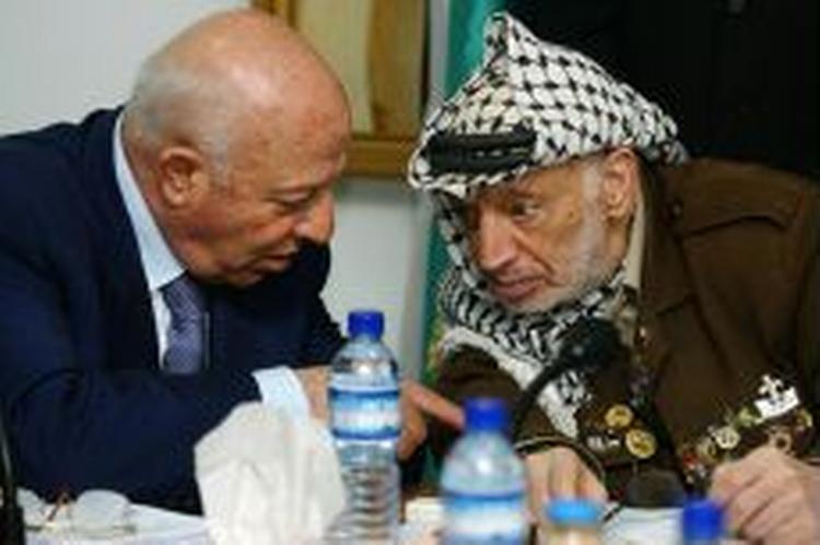 Palæstinenserleder Yasir Arafat (th) er gået med til at afgive magt over sikkerhedstjenesterne til premierminister Ahmed Korei (tv). - Foto: AP 