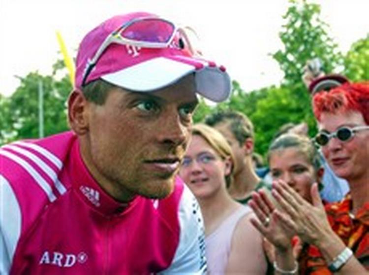 Tyske Jan Ullrich er grundigt sur på sin sportsdirektør Walter Godefroot, fordi direktøren har udtalt sig kritisk om Ullrichs indstilling til sporten. Ullrich og Godefroot mødes i weekenden til forsoningsmøde.   Arkivfoto 