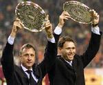 Marco van Basten (th.) får bistand til jobbet af fodboldlegenden Johan Cruyff (tv.). - Foto: AP 