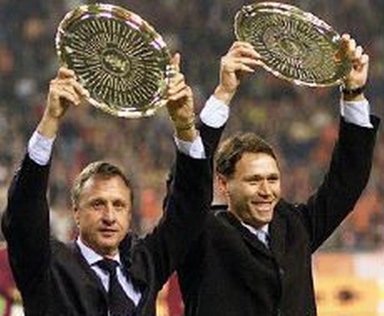 Marco van Basten (th.) får bistand til jobbet af fodboldlegenden Johan Cruyff (tv.). - Foto: AP 