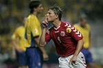 Jon Dahl Tomasson har scoret til 2-0 mod Sverige. Men var det endelige resultat 2-2 aftalt på forhånd? Thomas Sørensen siger nej. - Foto: Peter Hove Olesen 