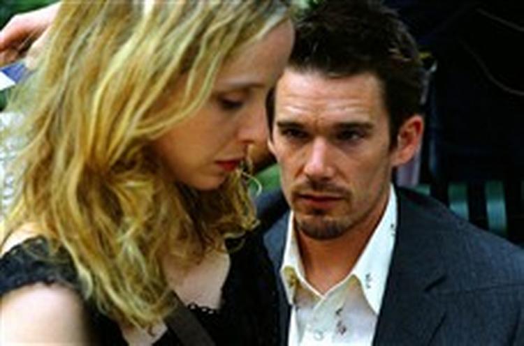 Franske Julie Delphy som Celine mødes med amerikanske Jesse - Ethan Hawke. I ni år har deres tanker kredset om deres første møde. - Foto: Sandrew/Metronome 