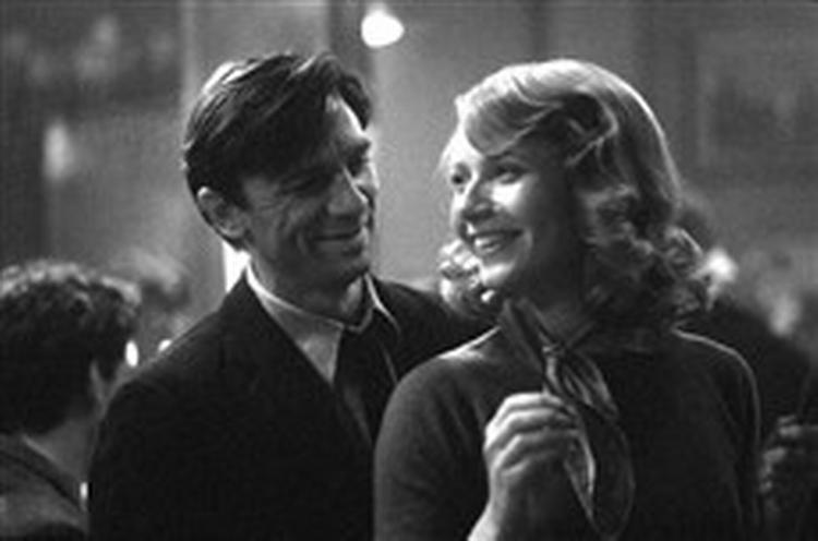 Gwyneth Paltrow og Daniel Craig som forfatterparret Sylvia Plath og Ted Hughes, der gennemlevede et stormfuldt og fatalt kærlighedsforhold inden Sylvia Plaths selvmord i 1963. - Foto: SF-Fox Films 