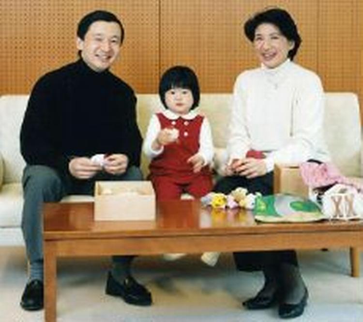 I 2001 fik kronprins Naruhito (tv) og kronprinsesse Masako (th) en lille pige, prinsesse Aiko. Masako lider af stress, blandt andet som følge af et pres for at føde en dreng. - Arkivfoto: AP 