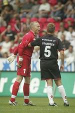 FC Midtjylland-keeper Peter Skov-Jensen forsøger at forklare dommeren (ikke i billedet), at han har begået en fejl. - Foto: Andreas Szlavik 