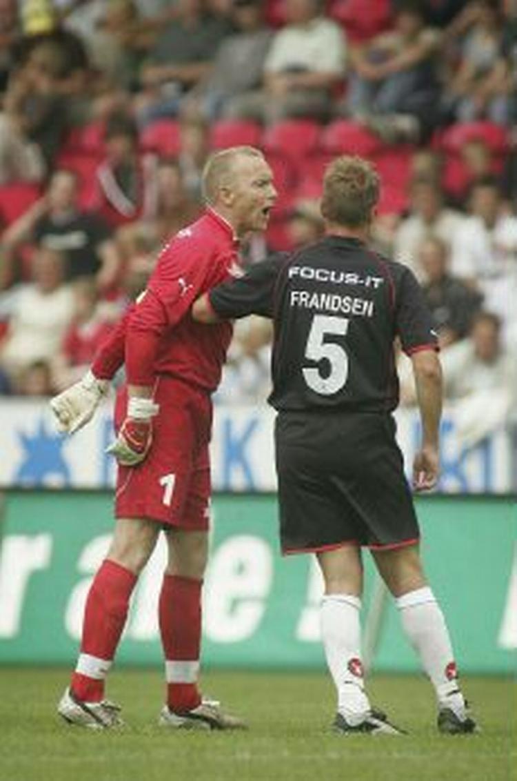 FC Midtjylland-keeper Peter Skov-Jensen forsøger at forklare dommeren (ikke i billedet), at han har begået en fejl. - Foto: Andreas Szlavik 