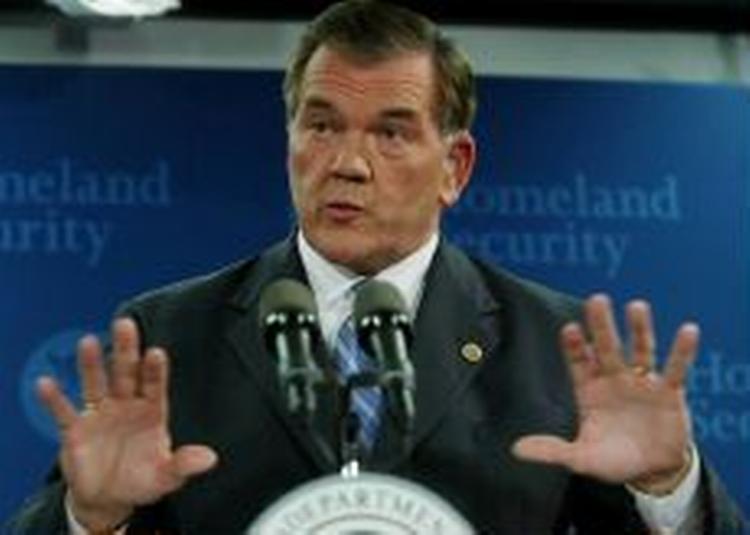 'Bil- eller lastvognsangreb er noget af det sværeste at gardere sig mod', siger Tom Ridge, ministeren for indenlandsk sikkerhed i USA. - Foto: AP 