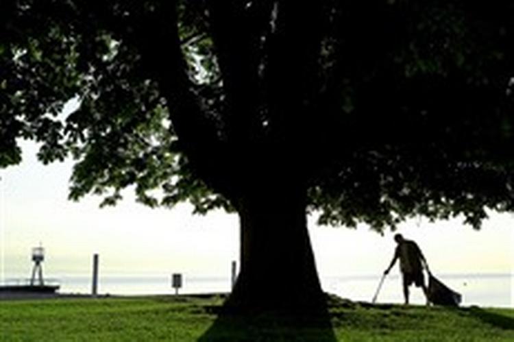 Bademester Holm samler affald ved solopgang, så Bellevue nord for København kan blive pæn til strandgæsternes indtog. - Foto: Thomas Borberg 