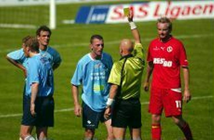 Randers' Ralf Pedersen får sit andet gule kort. - Foto: Rasmus Baaner 