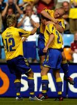 Blå-gul-jubel efter Absalonsens 1-0-mål. - Foto: Jens Dresling 