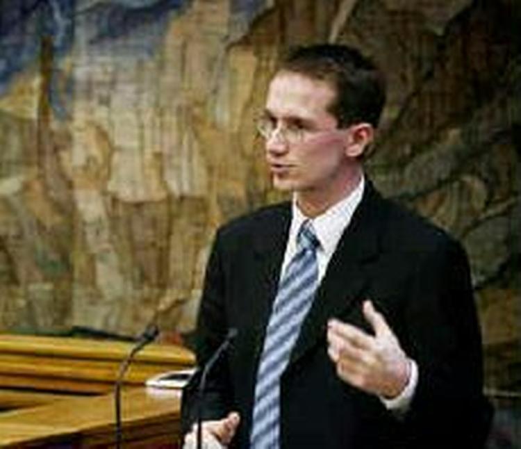 Skatteminister Sven Erik Hovmand (V) erstattes af Venstres unge finanspolitiske ordfører, Kristian Jensen (billedet). - Foto: Thomas Borberg 