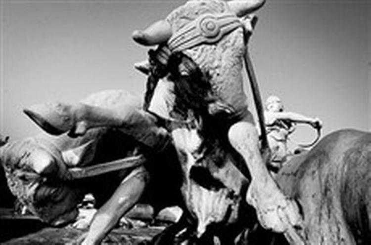 Om godt en måned kan Gefion atter svinge pisken over sit oksespand, idet det forlyder, at reparationen af det 94 år gamle springvand ved Langelinie er ved vejs ende.   Arkivfoto: Peter Hove Olesen 