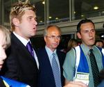 Sven-Göran Eriksson måtte have beskyttelse, da han landede i Heathrow-lufthavnen ved London. En aggressiv britisk presse stod klar med spørgsmål.   Foto: Tim Ockenden/AP 