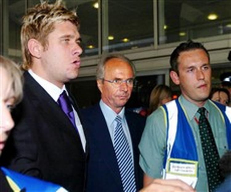 Sven-Göran Eriksson måtte have beskyttelse, da han landede i Heathrow-lufthavnen ved London. En aggressiv britisk presse stod klar med spørgsmål.   Foto: Tim Ockenden/AP 