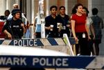 Finansielle centre er blevet mulige mål for terrorangreb. Her ses ansatte på vej til arbejde passere væbnede vagter foran en bankbygning i Newark, New Jersey i går.   Foto: Mike Derer/AP 