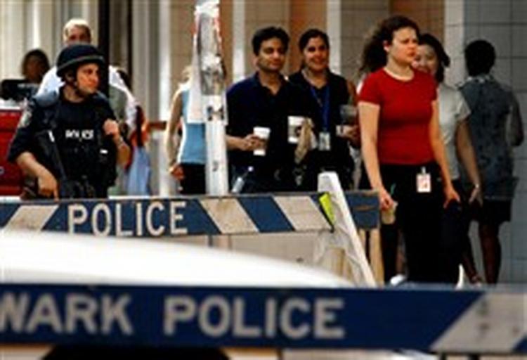 Finansielle centre er blevet mulige mål for terrorangreb. Her ses ansatte på vej til arbejde passere væbnede vagter foran en bankbygning i Newark, New Jersey i går.   Foto: Mike Derer/AP 