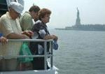 For første gang i årevis kan besøgende nu igen sejle med færgen til Liberty Island og besøge Frihedsgudinden. - Foto: AP 