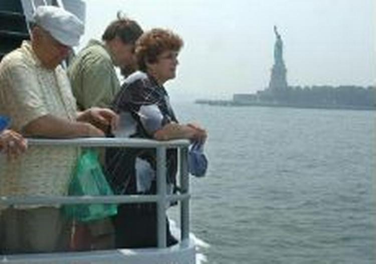 For første gang i årevis kan besøgende nu igen sejle med færgen til Liberty Island og besøge Frihedsgudinden. - Foto: AP 