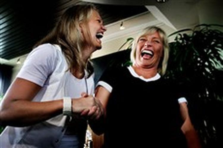 Henriette Kjær afleverer Socialministeriet til Eva Kjer Hansen.   Foto: Kåre Viemose 