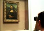 Billedet af kvinden med det gådefulde smil 'Mona Lisa' er malet i Italien, men hænger på Louvre i Paris. - Foto: AP 