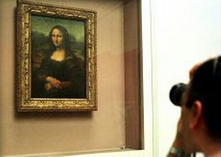 Billedet af kvinden med det gådefulde smil 'Mona Lisa' er malet i Italien, men hænger på Louvre i Paris. - Foto: AP 
