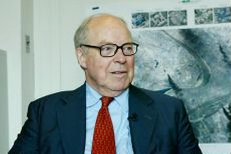 Hans Blix er gået på pension som chef for FN´s våbeninspektører. Alligevel har han en markant rolle i en ny dukkeserie. - Foto: AP 