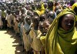 Op mod hundredetusinder er på flugt fra krigen i Darfur-provinsen. - Arkivfoto: AP 