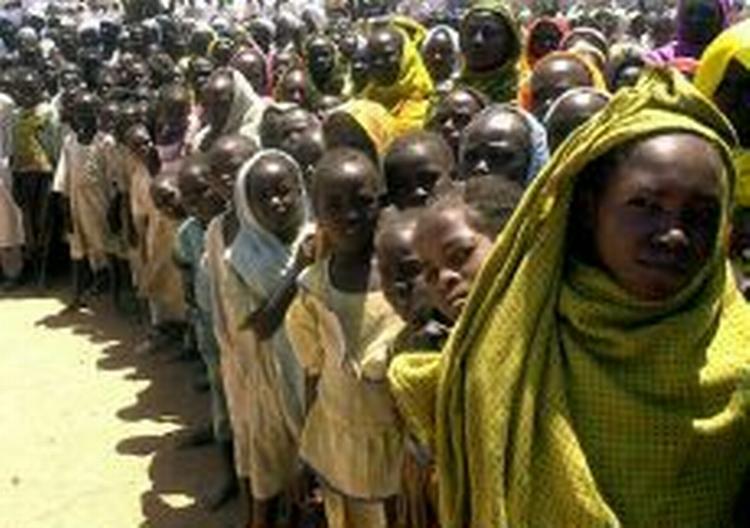 Op mod hundredetusinder er på flugt fra krigen i Darfur-provinsen. - Arkivfoto: AP 
