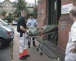 Politiet finkæmmer området omkring hospitalet i jagten på flere spor efter drabsmanden. - Foto: Localeyes 