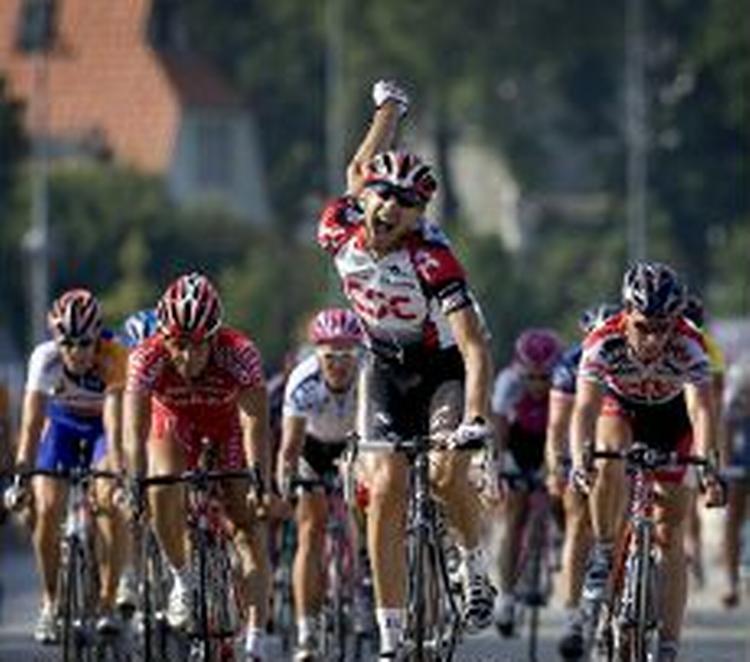 Guidi svinger armen i jubel over etapesejren i Århus. - Foto: Claus Bonnerup 
