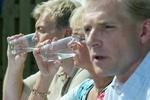 DF-toppen måtte indtage rigelige mængder vand under torsdagens sommermøde. Fra venstre er det Peter Skaarup, Pia Kjærsgaard og Kristian Thulesen Dahl. - Foto: 