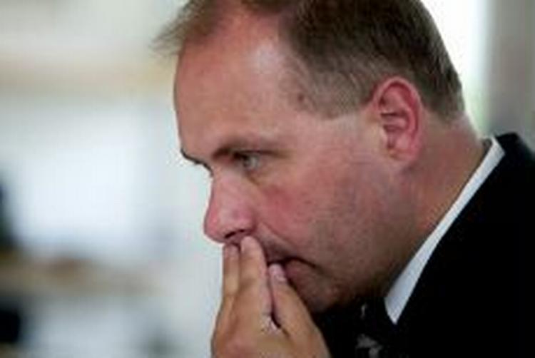 Forsvarsministeren ryster ikke på hånden forud for møde. - Foto: Lars Skaaning 