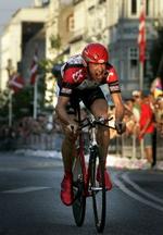 CSC's Jens Voigt kaster sig selv og cyklen frem mod målet i Fredericia. - Foto: Claus Bonnerup 