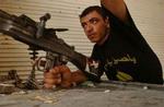 Et militsmedlem, der er tro mod Muqtada al-Sadr gør sig klar til kamp. - Foto: AP 