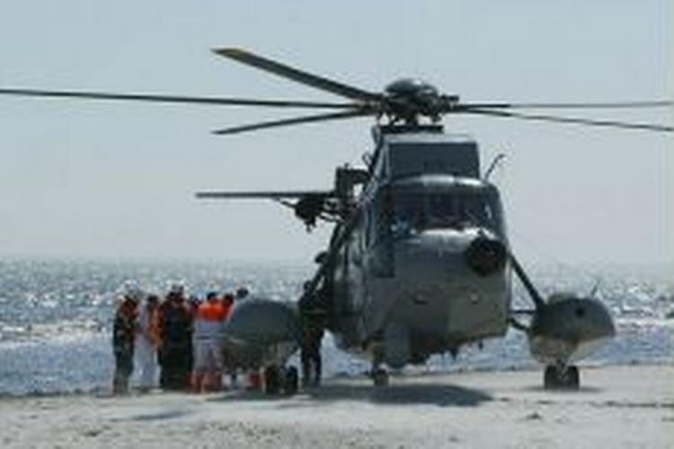 En helikopter og et dykkerhold deltog i bjærgningen af de fire lig. - Foto: Ger Jensen 