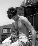 John Kerry og hans hundehvalp i Mekong Deltaet i 1969, hvor han gjorde tjeneste som soldat.   Foto: AP 