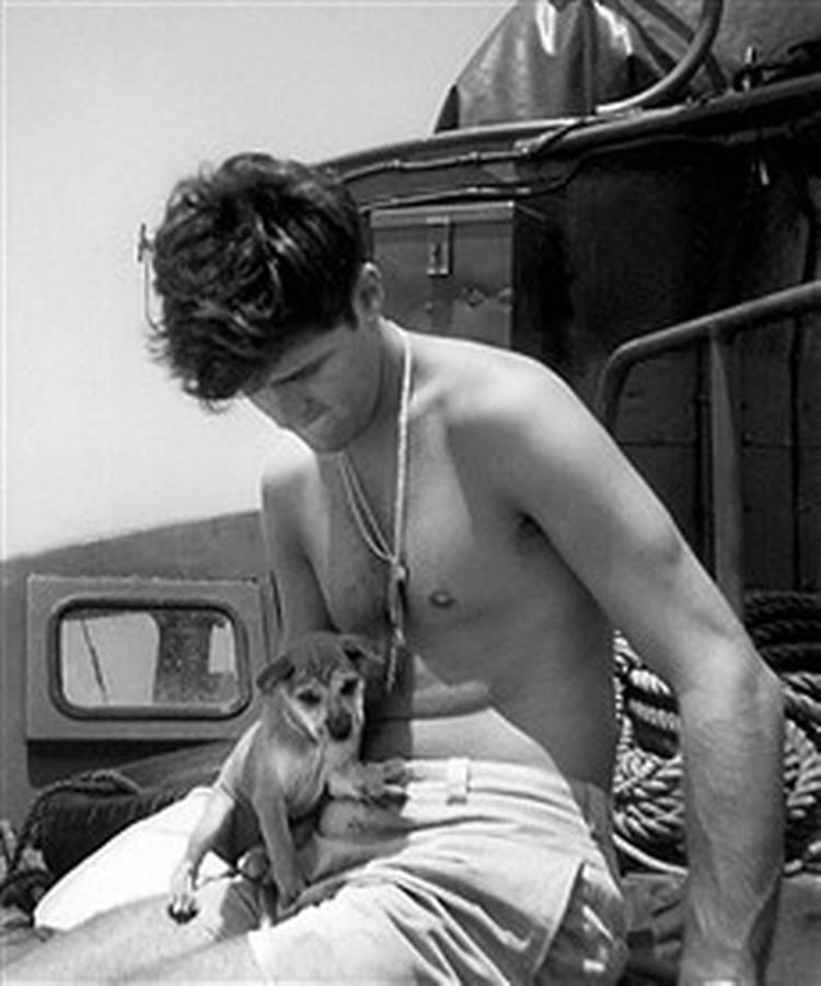 John Kerry og hans hundehvalp i Mekong Deltaet i 1969, hvor han gjorde tjeneste som soldat.   Foto: AP 