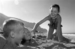 Børnene leger i sandet nær Malibu ved Los Angeles. Lidt væk ligger Broad Beach, hvor flere af Hollywoods stjerner har sommerresidens. »Brugen af vagter til at holde folk væk er ulovlig«, fastslår myndighederne.   Foto: Jerom 