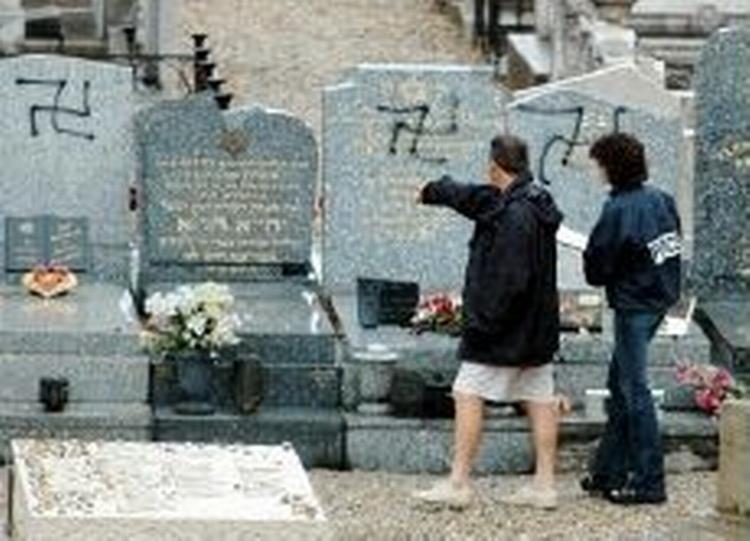 Mange jødiske gravsteder er blevet skændet i Frankrig. - Foto: AP 
